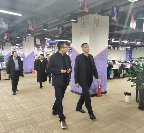 鸿文新动向·省委及省青企协领导一行莅临鸿文教育集团开展调研指导工作      