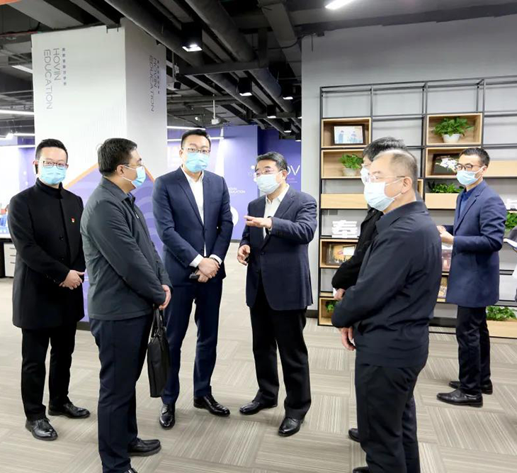 新格局·新视野丨盘锦市委书记张成中到鸿文教育集团调研！鸿文云+项目获得充分肯定   